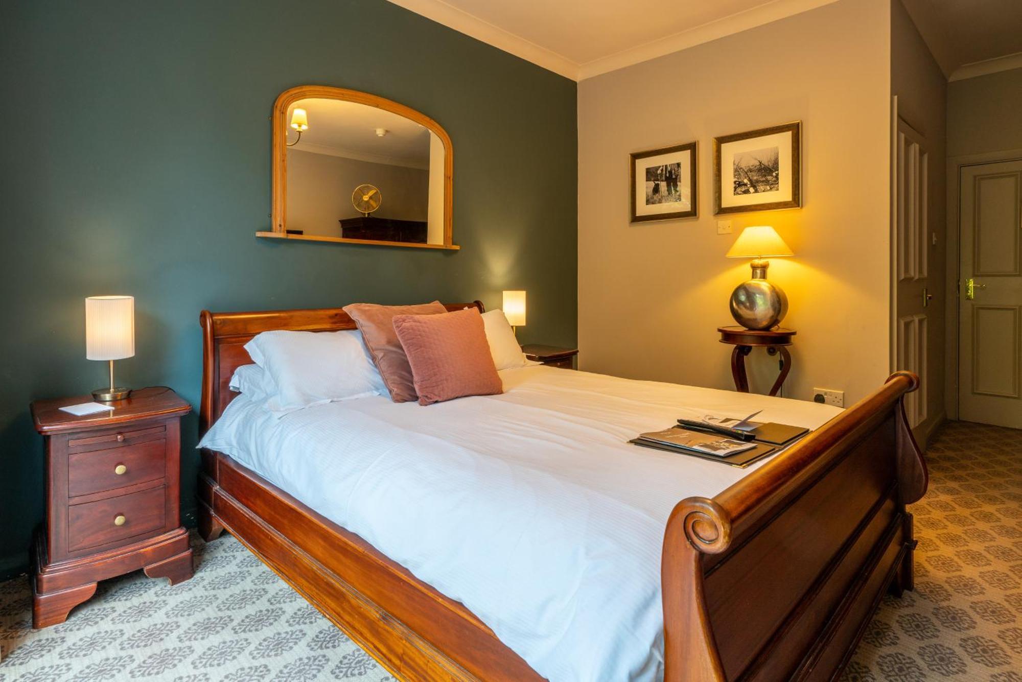 The Dundas Arms Kintbury Экстерьер фото
