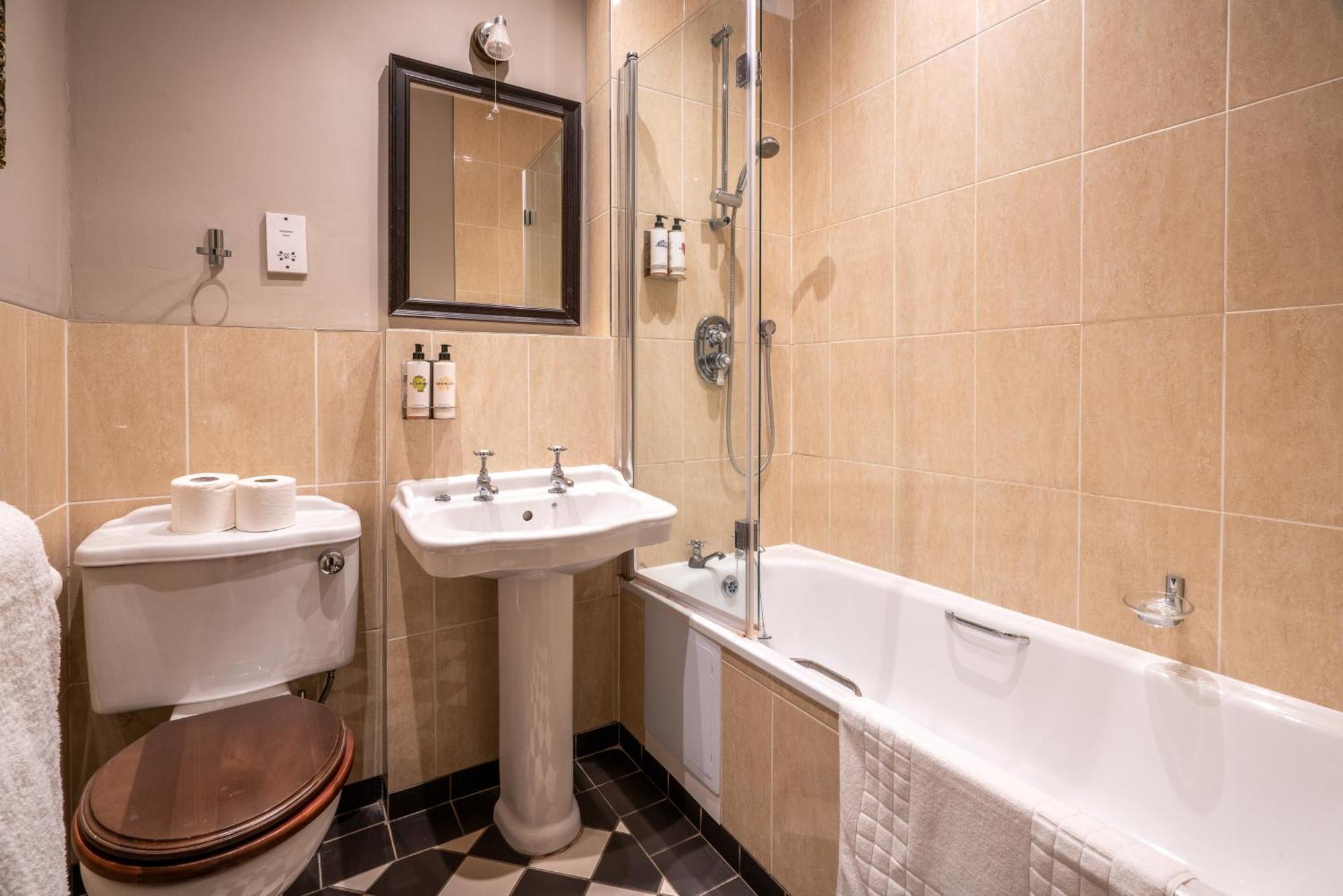 The Dundas Arms Kintbury Экстерьер фото