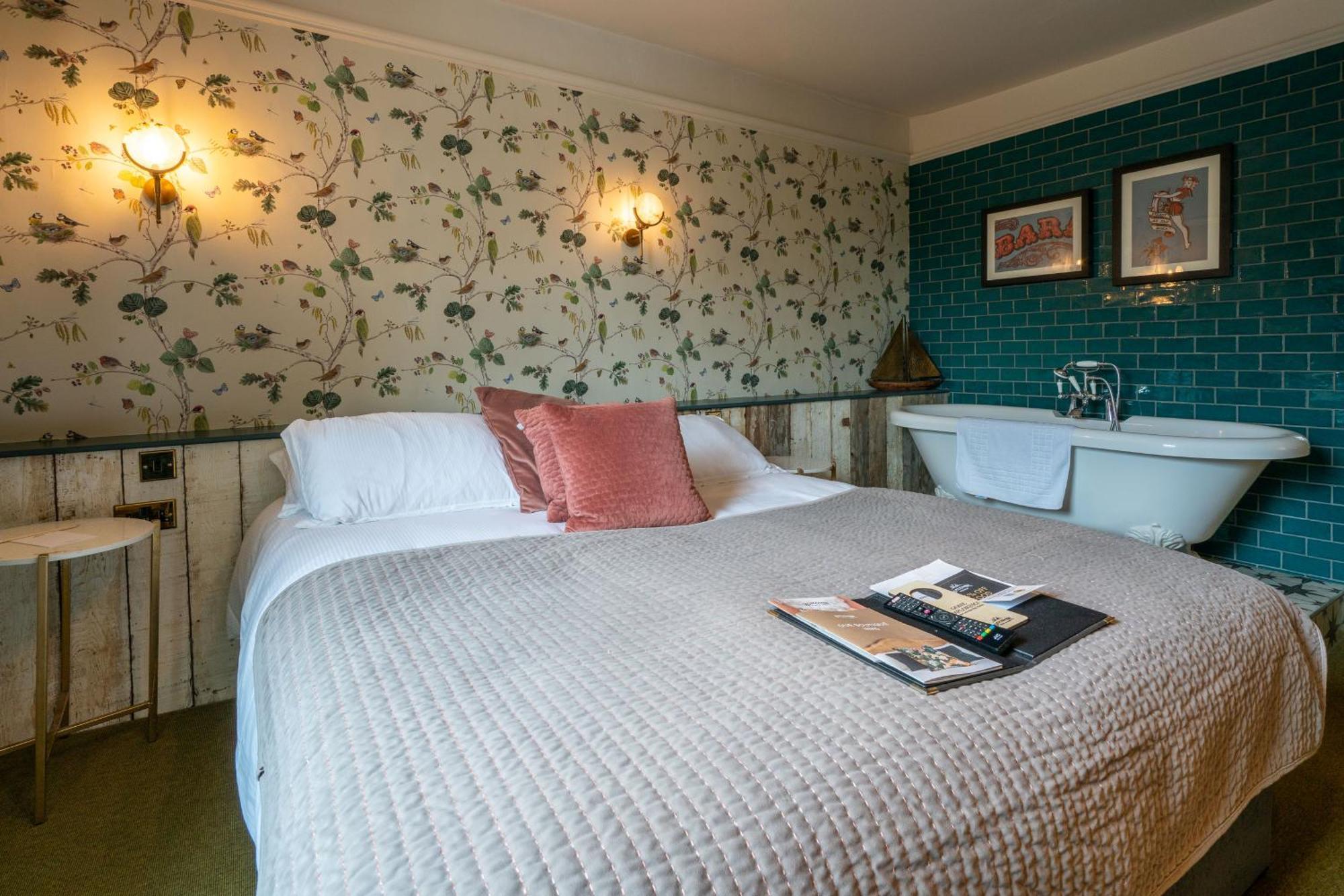 The Dundas Arms Kintbury Экстерьер фото